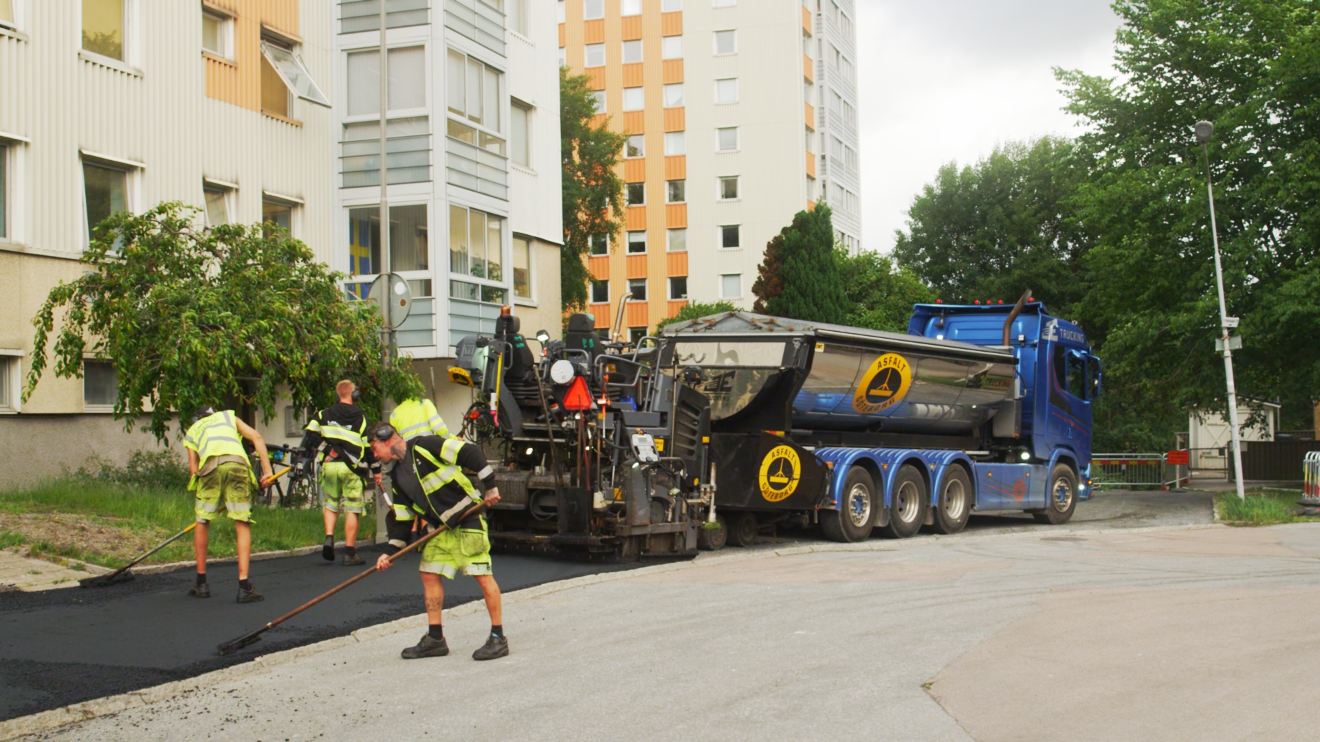 Asfalt i Göteborgs team arbetar med asfaltering i bostadsmiljö