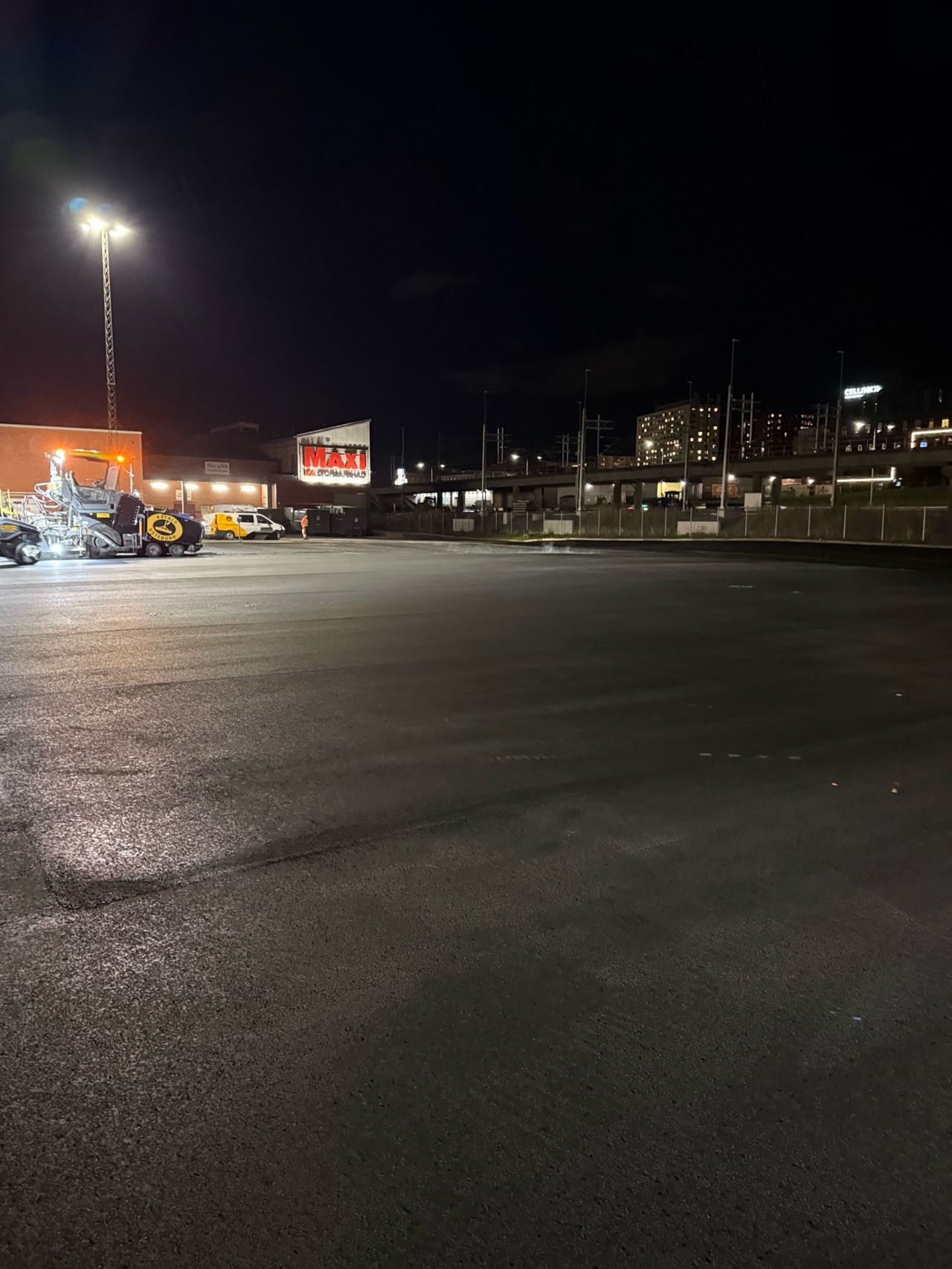 Asfalterad bostadsgård för BRF med linjemålade parkeringsrutor