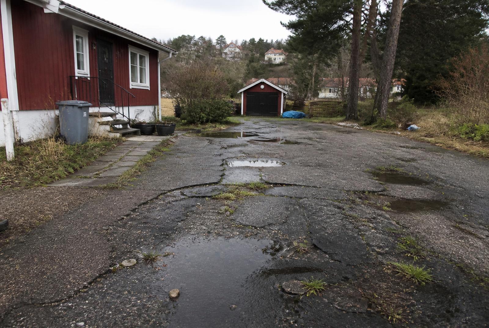 Sprucken och vattensamlande villauppfart före omläggning